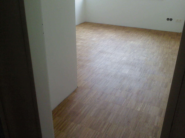 Parket v svetlem prostoru iz galerije Lales; fotografija izvedbe, ne primerjava pred in po